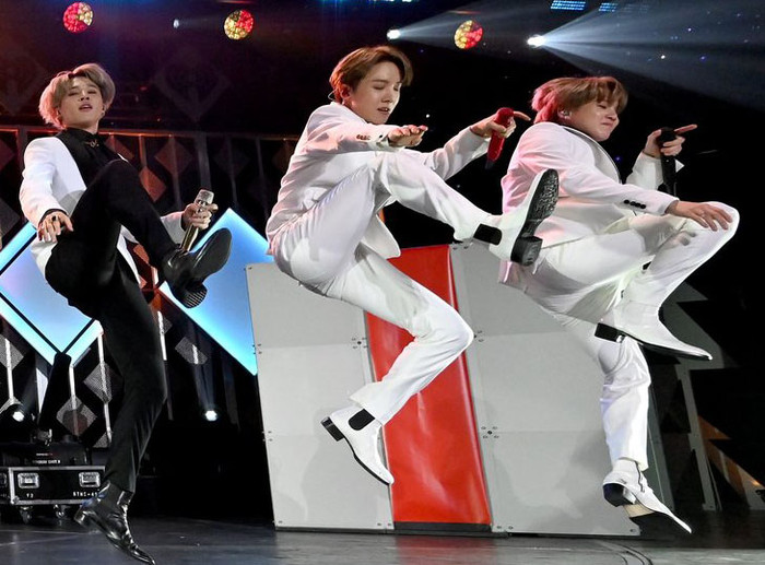 Đến lượt Jimin, J-Hope và Suga trông như thể đang nhảy lên không trung.