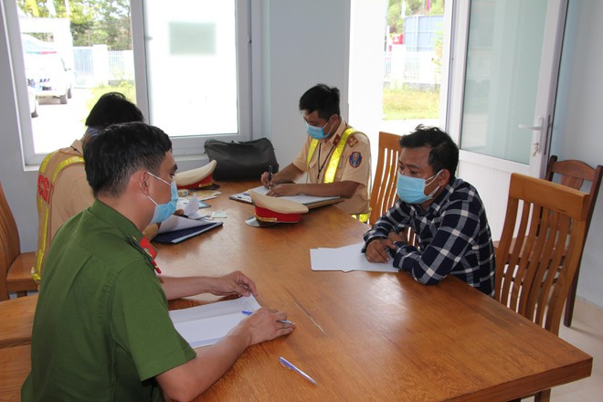 Lực lượng chức năng làm việc với tài xế Grab. Ảnh: Nguyễn Tú/Thanh Niên