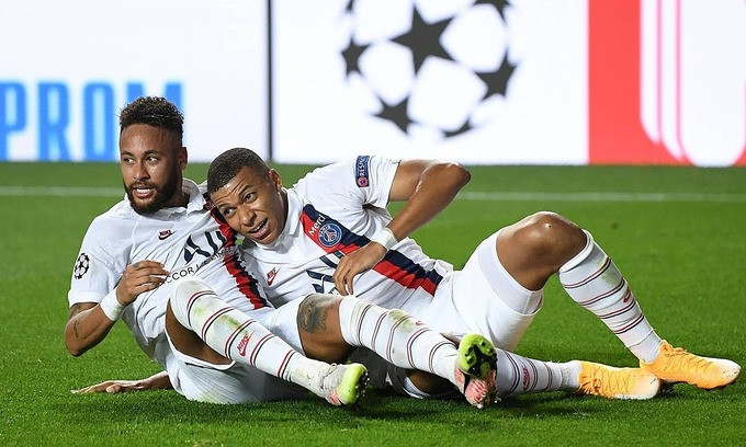 Neymar và Mbappe ăn mừng chiến thắng.