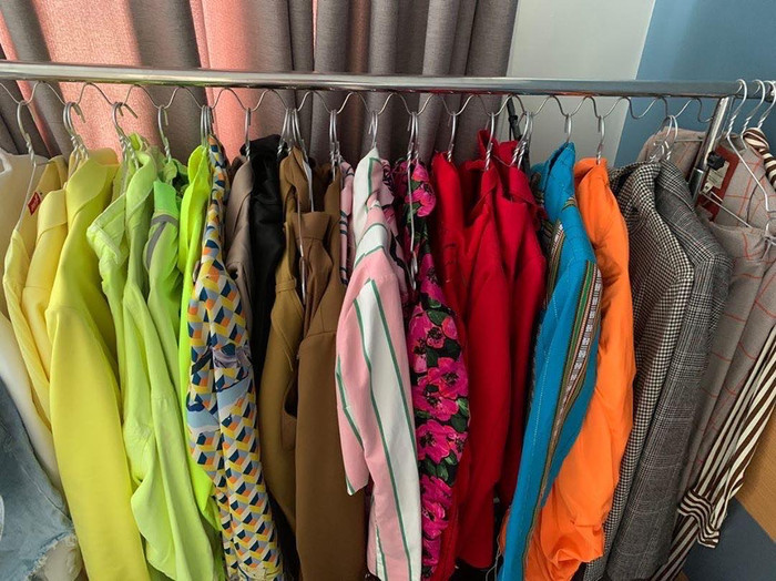 Thay vì nâng niu những bộ trang phục bằng cách treo vào tủ xịn thì H'Hen Niê lại thay bằng sào sắt thế này đây. Với cô mua một chiếc tủ quá dễ dàng. 