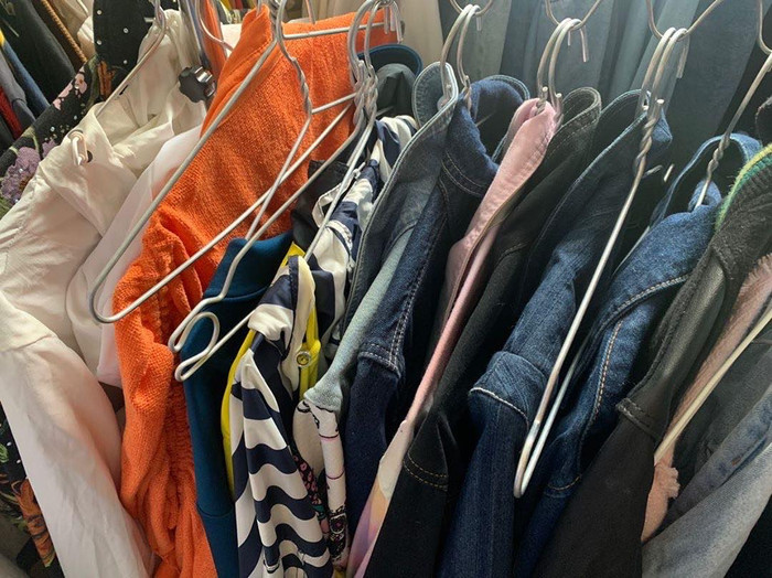 Thậm chí những bộ trang phục cũng khá bình dân. Khán giả có cảm giác H'Hen Niê khá phóng khoáng với xã hội còn với bạn thân cô hơi ki bo.