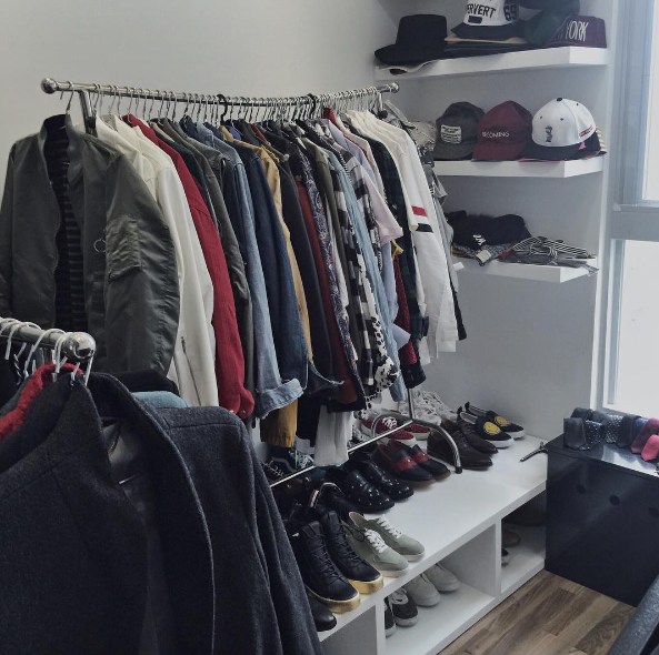 Vì căn nhà không quá rộng rãi nên Sơn Tùng M-TP không có phòng để đồ riêng. Anh để giày dép và quần áo trên kệ khá đơn giản.