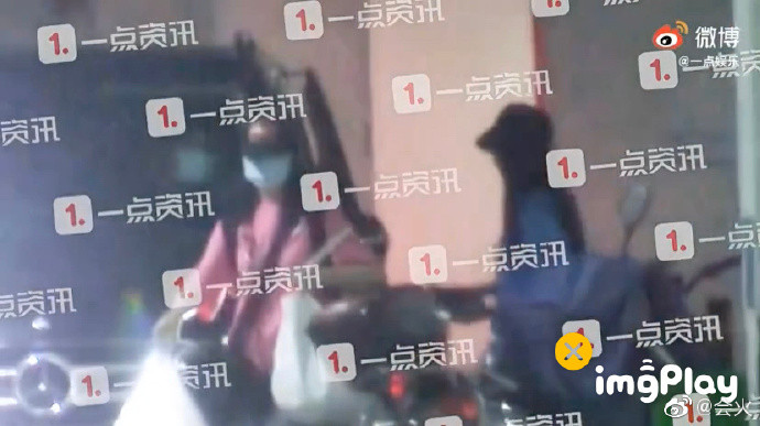 Dương Mịch - Ngụy Đại Huân bị 'khoanh vùng' đã ở chung với nhau khi cùng ra khỏi nhà, mặc đồ tình nhân Ảnh 6