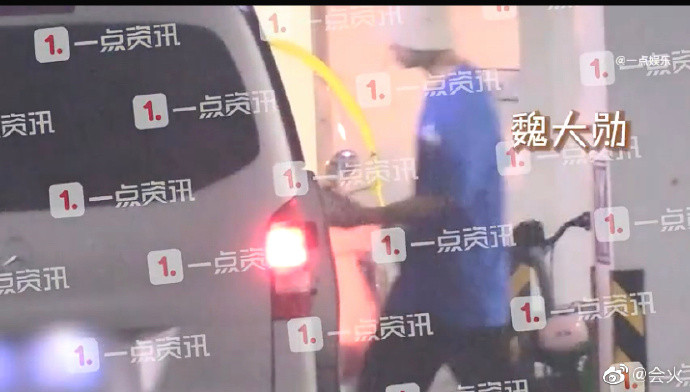 Dương Mịch - Ngụy Đại Huân bị 'khoanh vùng' đã ở chung với nhau khi cùng ra khỏi nhà, mặc đồ tình nhân Ảnh 7