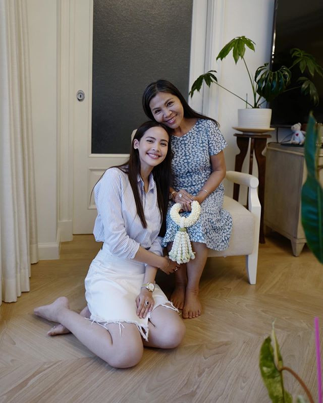 Yaya chụp cùng mẹ của bạn trai Nadech (Nguồn ảnh: @urassayas) 