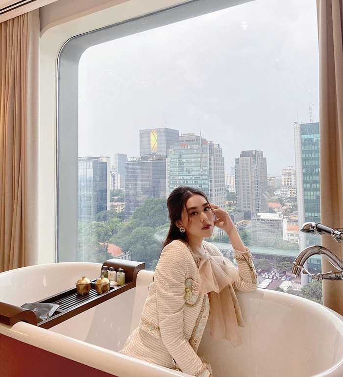 Á hậu Tường San đẹp quyến rũ với phong cách thời trang sang chảnh.