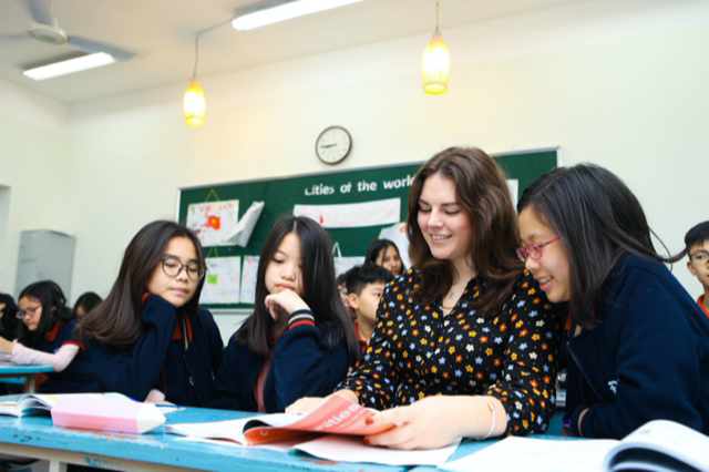 Học sinh trường THCS Đoàn Thị Điểm trong giờ học với chuyên gia tiếng Anh.                                                                         