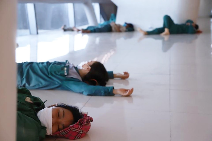 Hình ảnh hiếm hoi công nhân mệt nghỉ giải lao.