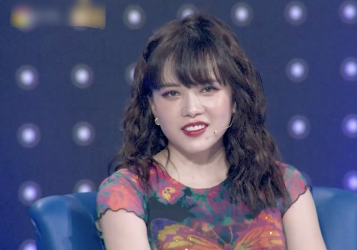 ... Và khi lên sóng truyền hình quả là khác một trời một vực