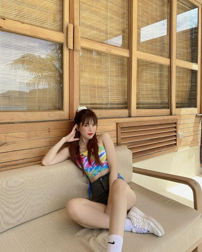 Ai nấy đều dành lời khen ngợi cho dáng người nhỏ nhắn, khuôn mặt vline thon gọn của nữ ca sĩ