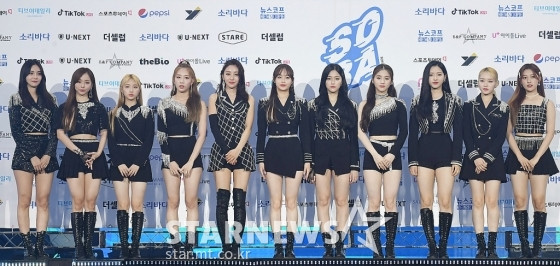 Kim Woo Seok, TWICE, Red Velvet, I*ZONE và ITZY đổ bộ thảm xanh 'Soribada Awards 2020' Ảnh 17