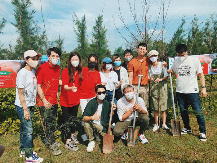 Mặc thời tiết nắng gắt, Đông Nhi - Ông Cao Thắng cùng Phạm Quỳnh Anh hào hứng trồng cây gây rừng Ảnh 11
