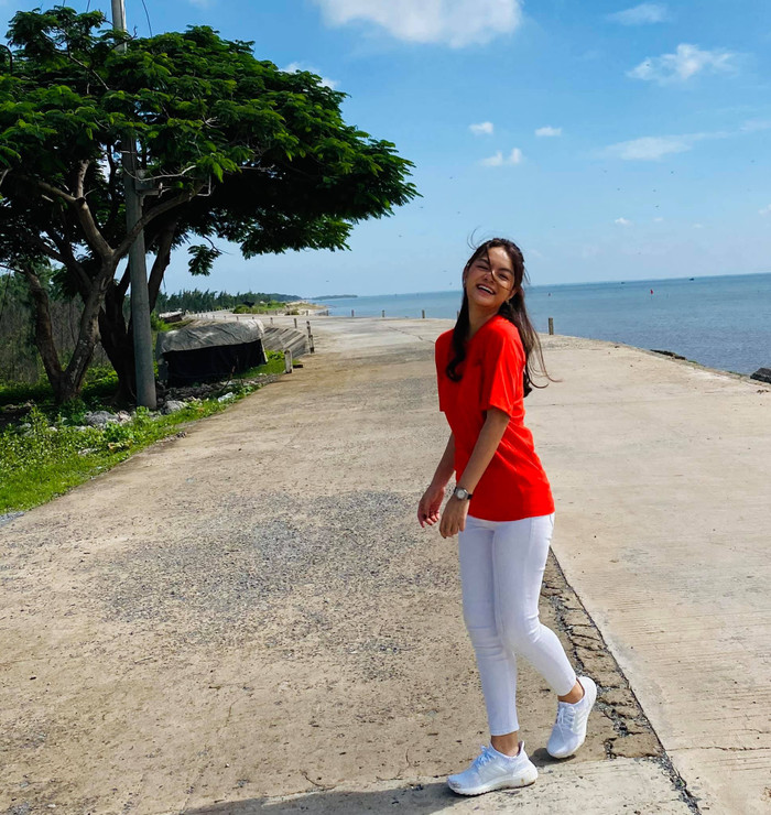 Mặc thời tiết nắng gắt, Đông Nhi - Ông Cao Thắng cùng Phạm Quỳnh Anh hào hứng trồng cây gây rừng Ảnh 10