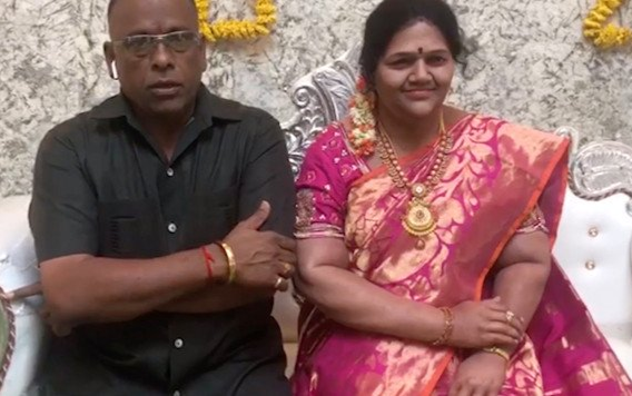 Chồng tạc tượng vợ đã khuất, đặt trong nhà để ăn mừng tân gia Ảnh 2