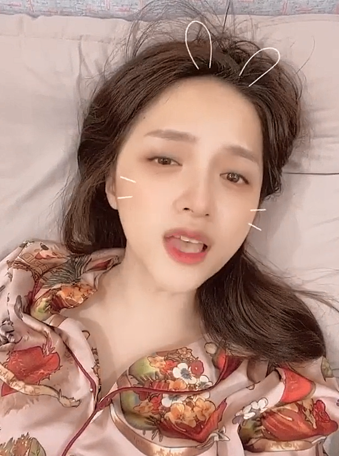 Biểu cảm của Hương Giang của chuyển biến nhẹ nhàng theo ý nghĩa của từng câu hát.