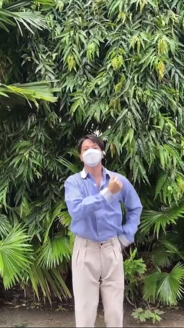 S.T Sơn Thạch với chiếc khẩu trang nhắc nhở mọi người nên giữ an toàn trong mùa dịch COVID-19.