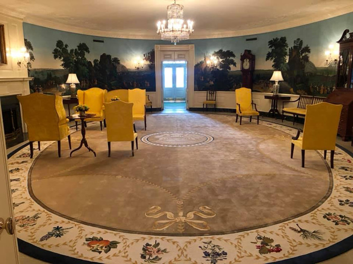 Tấm thảm với đường viền 50 loài hoa dành riêng cho Phòng Lễ tân Ngoại giao.