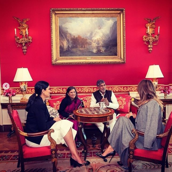 Bức tường trong Phòng Đỏ (Red Room) đã được Đệ nhất phu nhân phủ lên màu đỏ tươi tắn của vải dán tường mới.