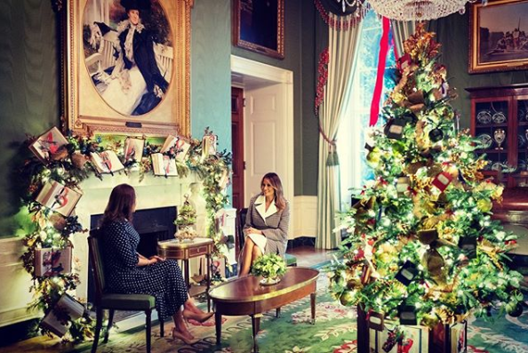 Màn cửa trong căn phòng này được tận dụng tối đa bằng cách xoay mặt sau thành mặt trước.