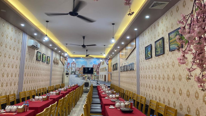 Bên trong nhà hàng.