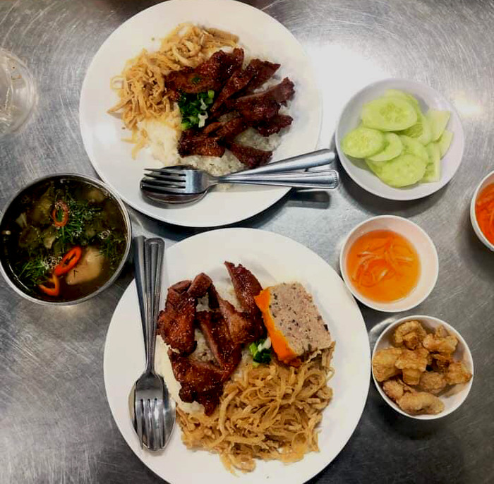 Dĩa cơm đầy đặn kèm da heo chiên giòm rụm