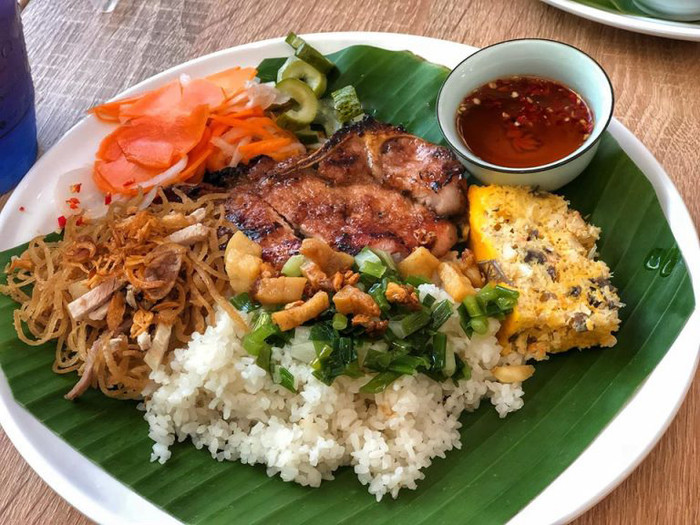 Dĩa cơm được bày trí đẹp mắt