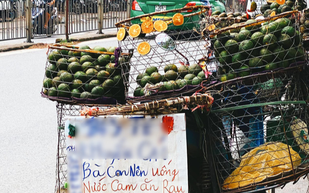 Anh bán cam viết tấm bảng với thông điệp cực dễ thương giữa tình hình dịch COVID- 19 khiến dân tình rần rần ủng hộ Ảnh 2