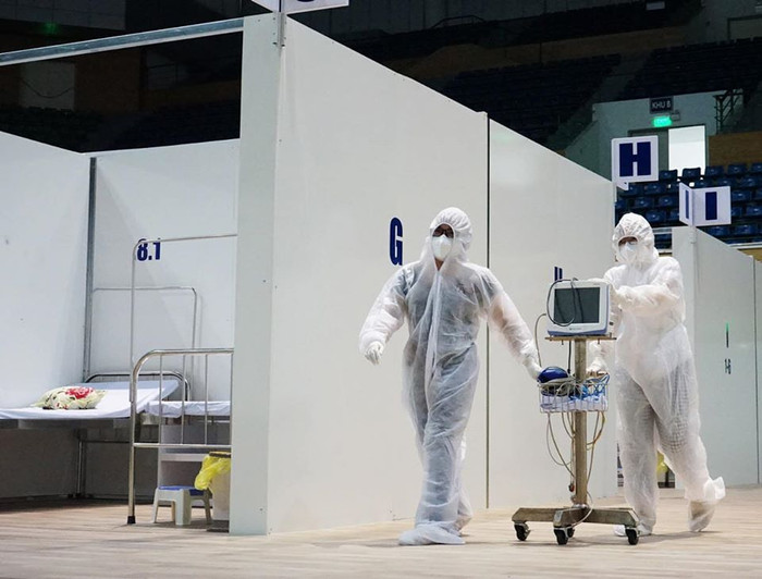 Cũng trong ngày 13/8, hệ thống máy móc, trang thiết bị phục vụ cho việc điều trị các bệnh nhân cũng được vận chuyển vào.