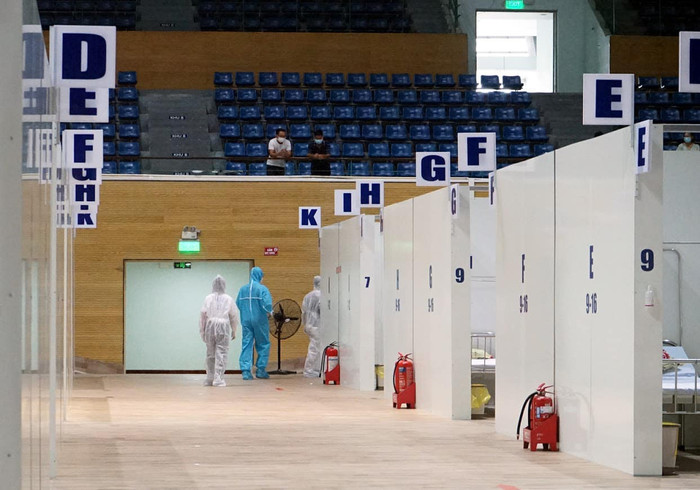 Khoảng 400 người gồm cán bộ, nhân viên y tế, sinh viên tình nguyện làm việc 3 ca để đảm bảo bệnh viện được hoạt động xuyên suốt.