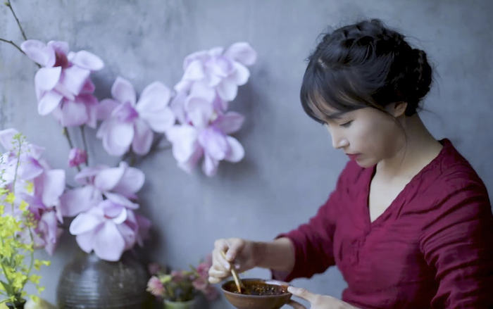 Các video của 'tiên nữ đồng quê' Lý Tử Thất đều được đánh giá cao nhờ nội dung chỉn chu, được đầu tư kỹ lưỡng. (Ảnh: 李子柒)