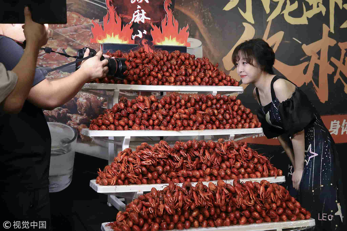 Hơn 50% trong khoảng 155.000 người dùng mạng xã hội Weibo cho biết, họ sẽ tẩy chay những vlogger lãng phí thức ăn. (Ảnh: Sina)