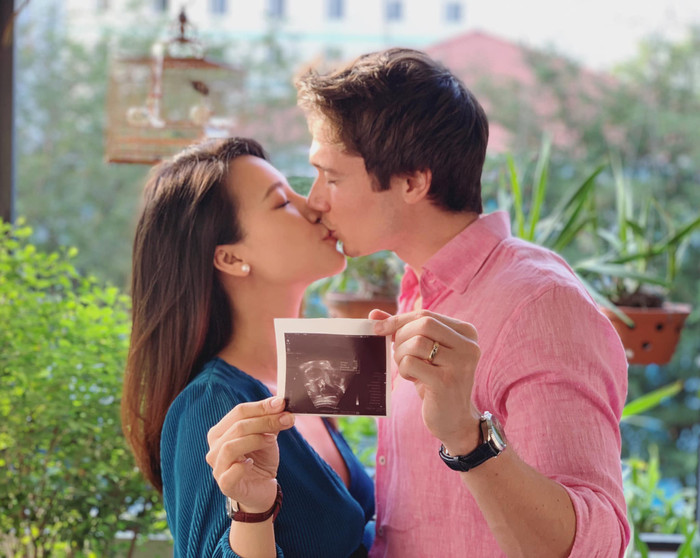 Tuy chưa hé lộ khuôn mặt nhóc tỳ nhưng Hoàng Oanh đã tiết lộ tên của quý tử đầu lòng là Max