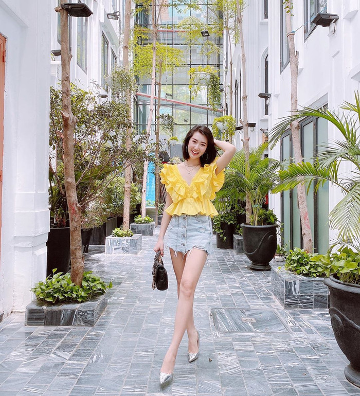 Thúy Ngân khiến nhiều người xuýt soa khi khoe khéo đôi chân dài nuột nà cùng quần short và áo xẻ ngực, mang tông màu sặc sỡ. 