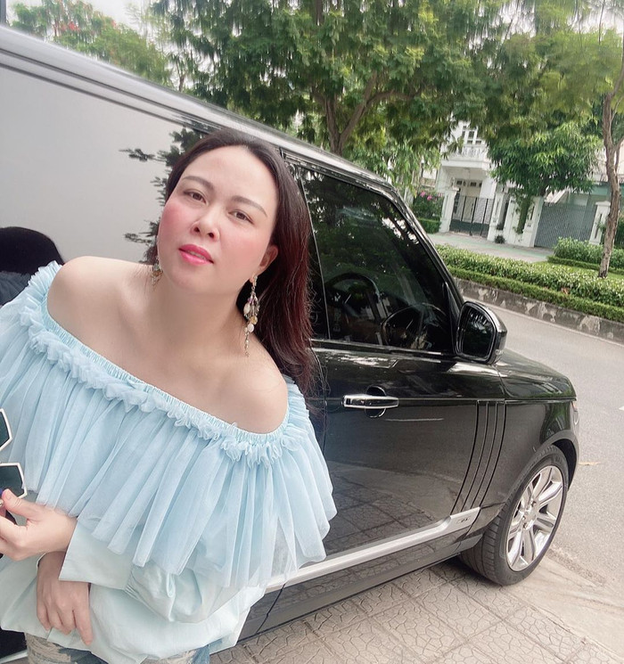 Chọn diện áo vai trễ, bèo nhún lòe xòe, Phượng Chanel khoe được làn da mịn màng, căng bóng không tì vết. 