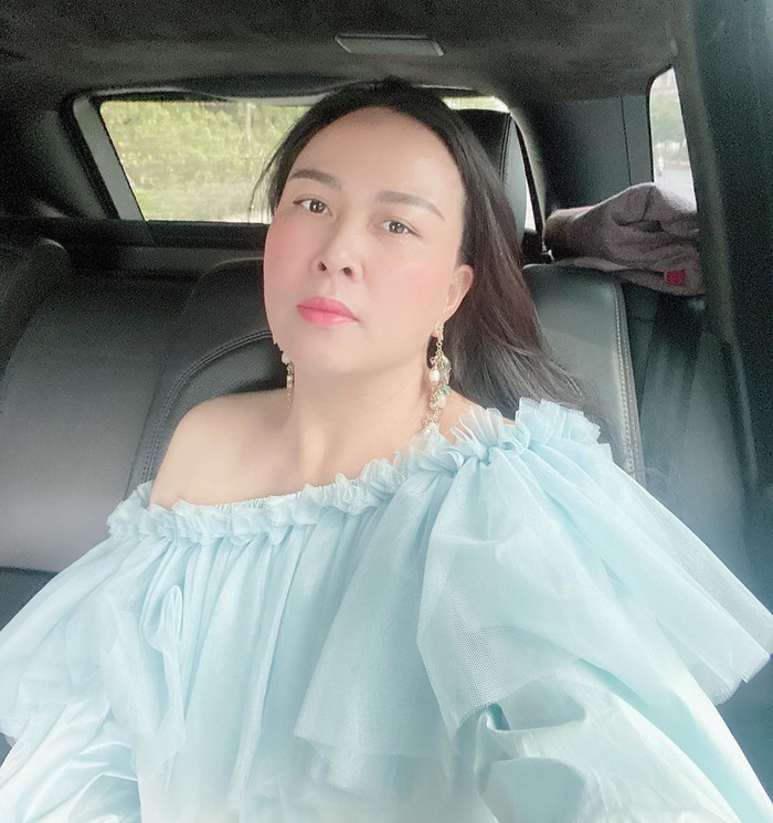 Nữ doanh nhân mix cùng hoa tai dáng dài, tạo điểm nhấn cho khuôn mặt. 