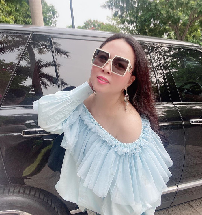 Qua loạt ảnh, không thể thấy rõ Phượng Chanel phối cùng món đồ nào bên dưới, nhưng nếu chỉ tính riêng chiếc áo trễ vai trẻ trung này, có thể nhận định trông cô cũng khá xinh xắn, vừa vặn. 