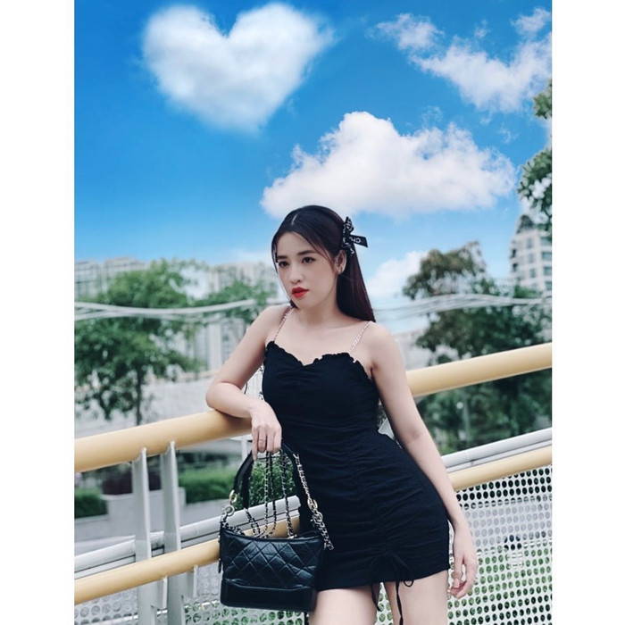 Nữ diễn viên Puka trẻ trung, nuột nà cùng váy hai dây rút dún, cô sử dụng dây cột tóc cùng túi Chanel nhằm tăng điểm thời thượng. 