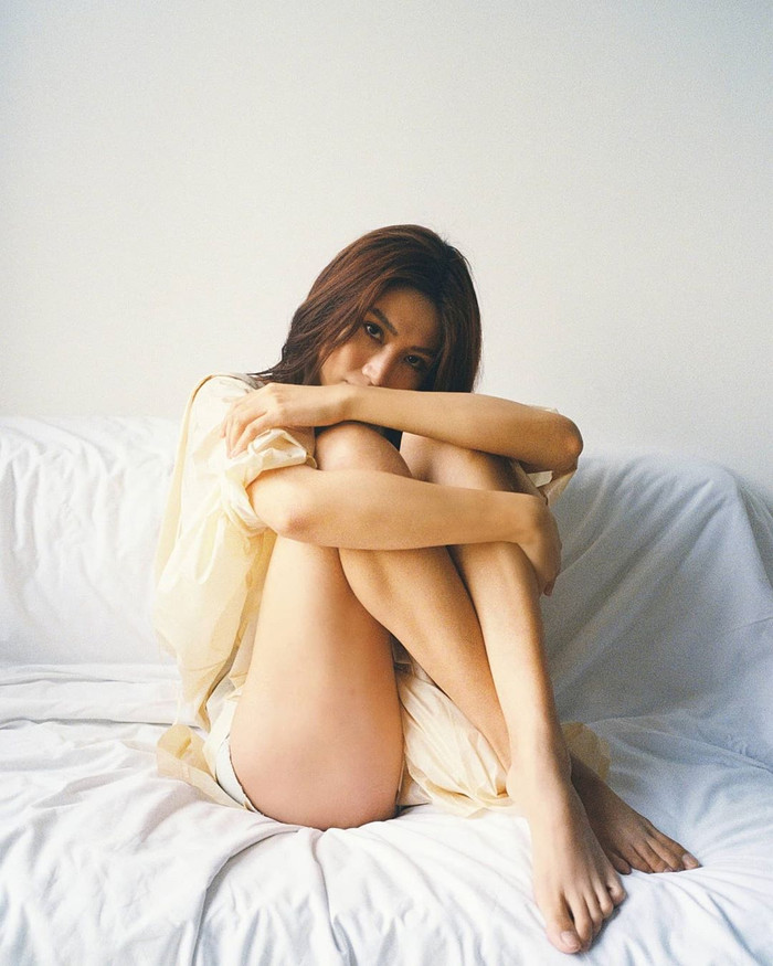 Chế Nguyễn Quỳnh Châu chọn mix áo chemise phom rộng cùng quần short ngắn để tạo độ quyến rũ, nữ tính nhưng không kém phần hấp dẫn cho bản thân. 