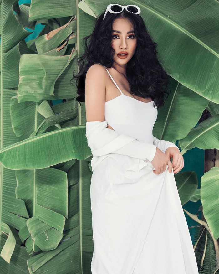 Yaya Trương Nhi chọn cả set đồ theo tông trắng với áo choàng và bikini cùng màu. 