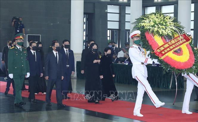 Đoàn đại biểu Chủ tịch nước Cộng hoà Xã hội chủ nghĩa Việt Nam do Phó Chủ tịch nước Đặng Thị Ngọc Thịnh dẫn đầu, viếng nguyên Tổng Bí thư Lê Khả Phiêu. Ảnh: TTXVN