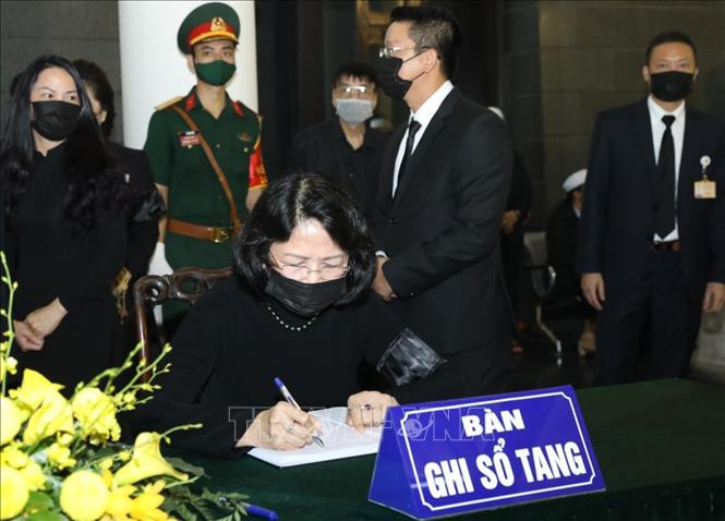Phó Chủ tịch nước Đặng Thị Ngọc Thịnh viết sổ tang, chia buồn với tang quyến nguyên Tổng Bí thư Lê Khả Phiêu. Ảnh: Văn Điệp/TTXVN