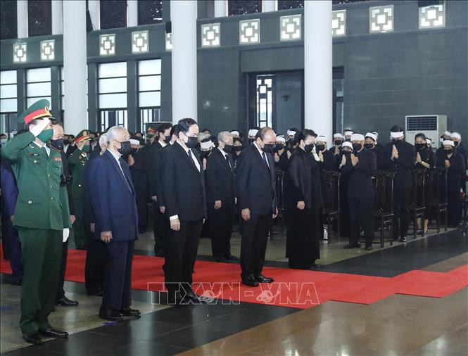 Đoàn đại biểu Ban Chấp hành Trung ương Đảng, các đồng chí lãnh đạo, nguyên lãnh đạo Đảng, Nhà nước do Thủ tướng Nguyễn Xuân Phúc dẫn đầu, viếng nguyên Tổng Bí thư Lê Khả Phiêu. Ảnh: TTXVN