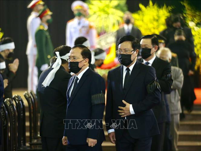 Đoàn đại biểu lãnh đạo Đảng, Nhà nước viếng và chia buồn cùng gia đình đồng chí Lê Khả Phiêu. Ảnh: Dương Giang/TTXVN