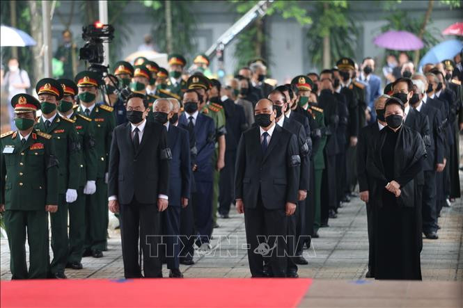 Đoàn đại biểu Ban Chấp hành Trung ương Đảng vào viếng đồng chí Lê Khả Phiêu. Ảnh: Dương Giang/TTXVN
