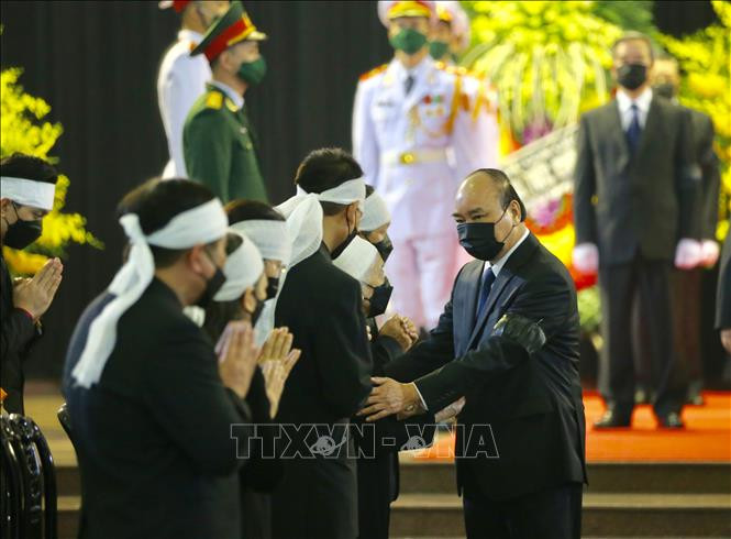 Thủ tướng Nguyễn Xuân Phúc viếng và chia buồn cùng gia đình nguyên Tổng Bí thư Lê Khả Phiêu. Ảnh: Dương Giang/TTXVN