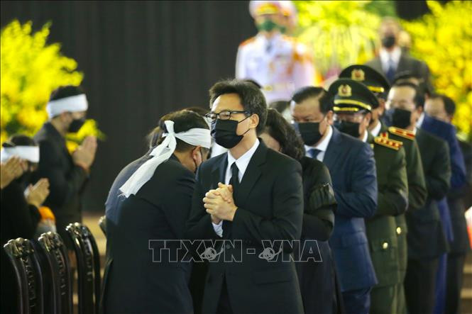 Đoàn đại biểu Ban Chấp hành Trung ương Đảng chia buồn với gia đình nguyên Tổng Bí thư Lê Khả Phiêu. Ảnh: Dương Giang/TTXVN