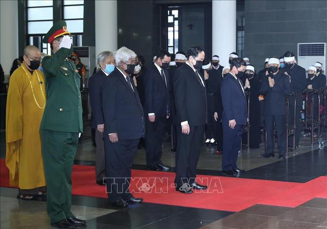 Đoàn đại biểu Ủy ban Trung ương Mặt trận Tổ quốc Việt Nam do Chủ tịch Uỷ ban Trần Thanh Mẫn dẫn đầu, viếng nguyên Tổng Bí thư Lê Khả Phiêu. Ảnh: TTXVN