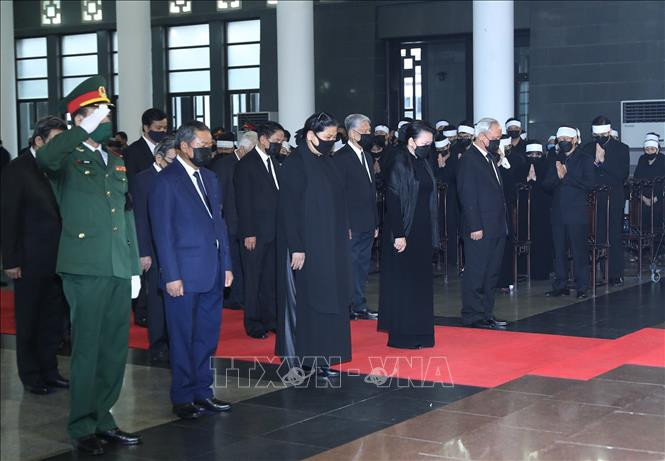  Đoàn đại biểu Quốc hội do Chủ tịch Quốc hội Nguyễn Thị Kim Ngân dẫn đầu, viếng nguyên Tổng Bí thư Lê Khả Phiêu. Ảnh: TTXVN