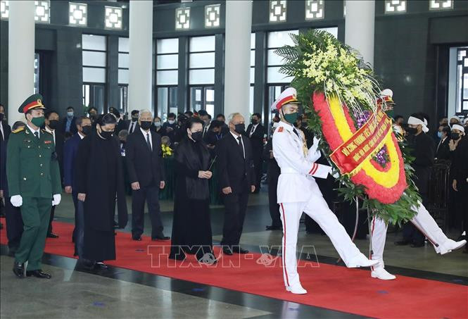  Đoàn đại biểu Quốc hội do Chủ tịch Quốc hội Nguyễn Thị Kim Ngân dẫn đầu, viếng nguyên Tổng Bí thư Lê Khả Phiêu. Ảnh: TTXVN