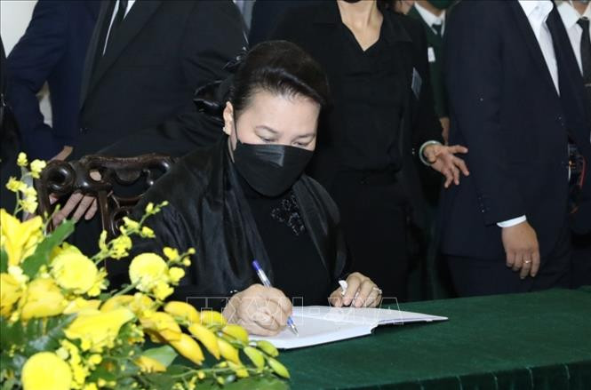 Chủ tịch Quốc hội Nguyễn Thị Kim Ngân ghi sổ tang và chia buồn với tang quyến nguyên Tổng Bí thư Lê Khả Phiêu. Ảnh: TTXVN.